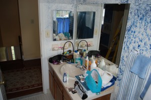 unstaged bathroom, home staging tips