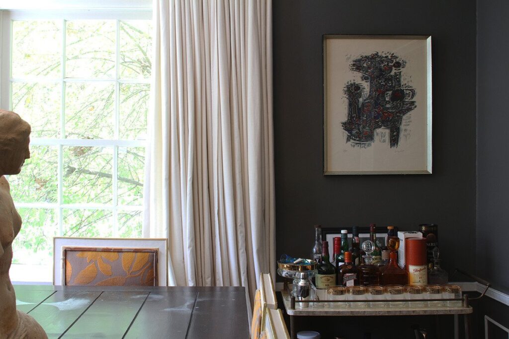 Best Neutral Paint Colors, BENJAMIN MOORE KENDALL CHARCOAL paint in dining room.