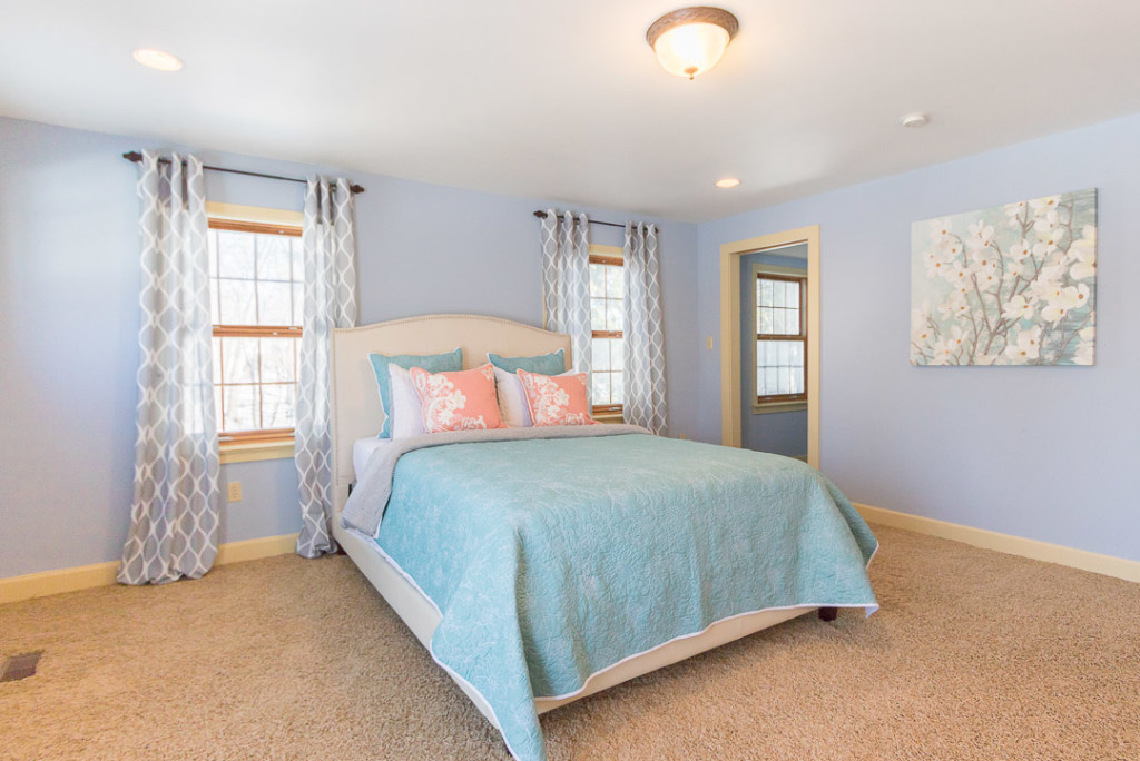 periwinkle blue wall color, beige trim and pink beige carpet.